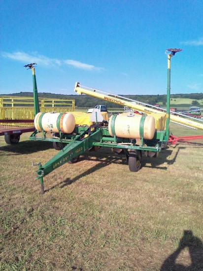 JD 7000 Planter