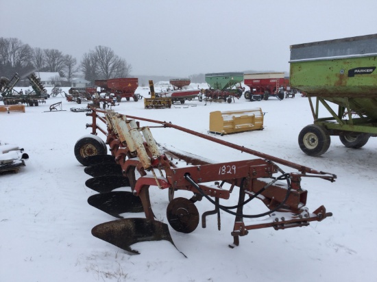 "Ih # 720, 5-18" auto reset plow