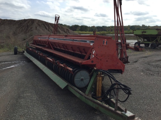 IH # 6200, 30' press drill with transport trailer