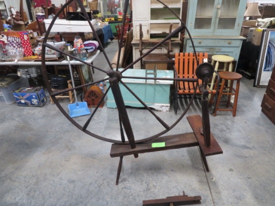 ANTIQUE SPINNING WHEEL- NEEDS TO BE ASSEMBLED