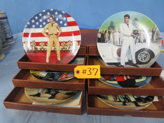 8 ELVIS COLLECTOR PLATES IN CASE