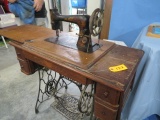 SINGER SEWING MACHINE W/MACHINE IN CABINET