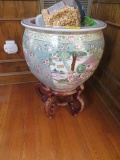 BEAUTIFUL ORIENTAL URN ON WOODEN STAND