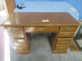 KNEEHOLE DESK