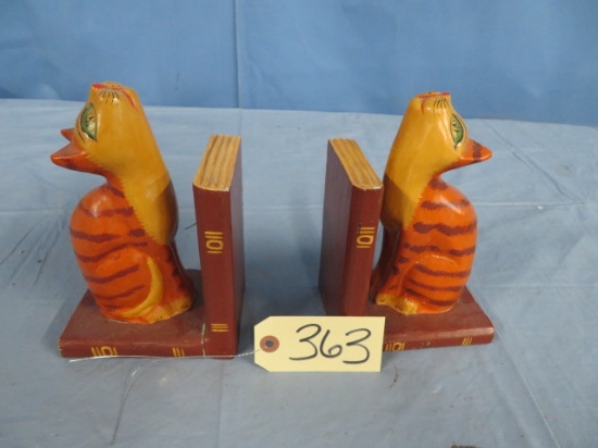 CAST BOOKENDS