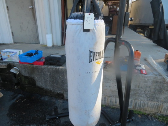 EVERLAST PUNCHING BAG W/ GLOVES ON STAND