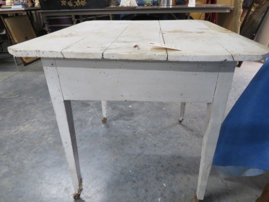 OLD COUNTRY TABLE 33 X 30 X 29 T