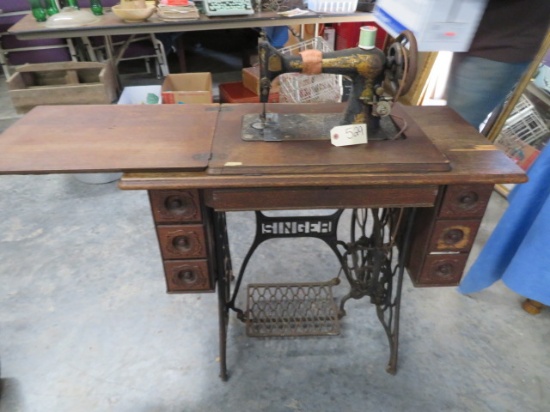 ANTIQUE SINGER SEWING MACHINE W/ SEWING ITEMS INSIDE