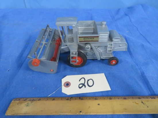 GLEANER ALLIS CHALMERS METAL TOY MADE IN USA BY ERTL CO.