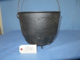 CST IRON 3 LEG KETTLE W/ HANDLE  9
