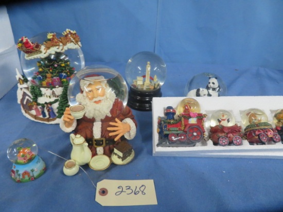 CHRISTMAS SNOW GLOBES
