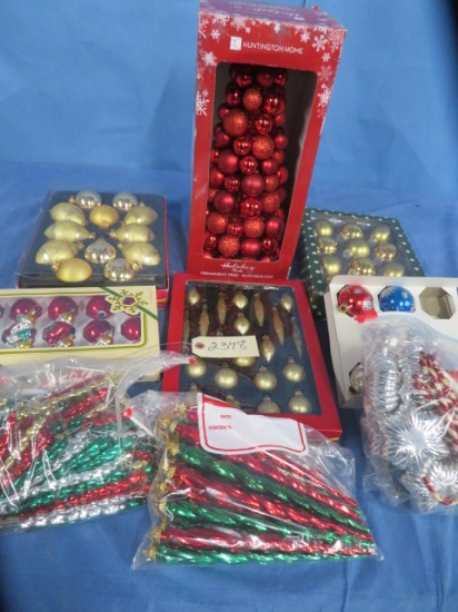 MIXED LOT OF CHRISTMAS ORNAMENTS