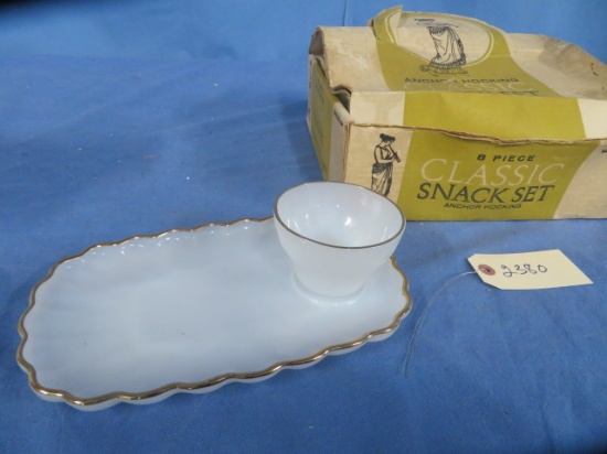 8 PCS. ANCHOR HOCKING SNACK SET