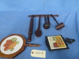 TRIVETS AND WALL KITCHEN UTENSILS SET
