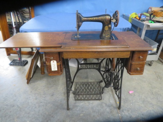 BEAUTIFUL ANTIQUE OAK TREADLE SEWING MACHINE