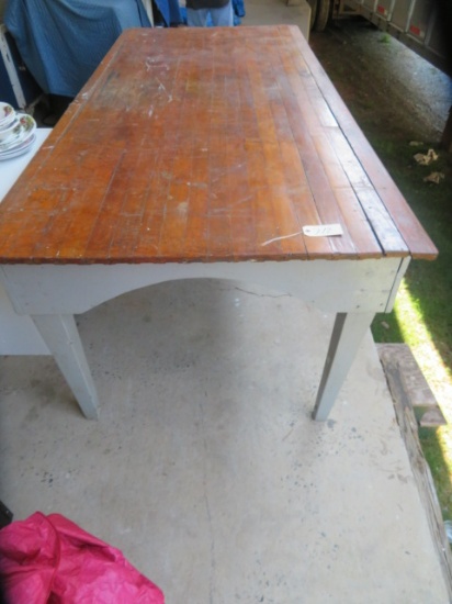 OLD COUNTRY TABLE  W/ PAINTED LEGS 8 T. L X 44 W