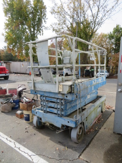 SCISSOR LIFT- NOT RUNNING- NEEDS BATTERIES AND SOME REPAIR