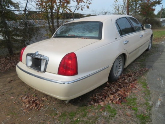 1998 LINCOLN TOWNCAR W/ SUN ROOF