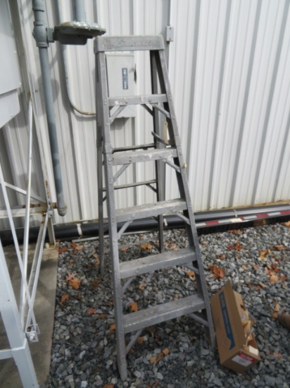 6 FT. METAL LADDER