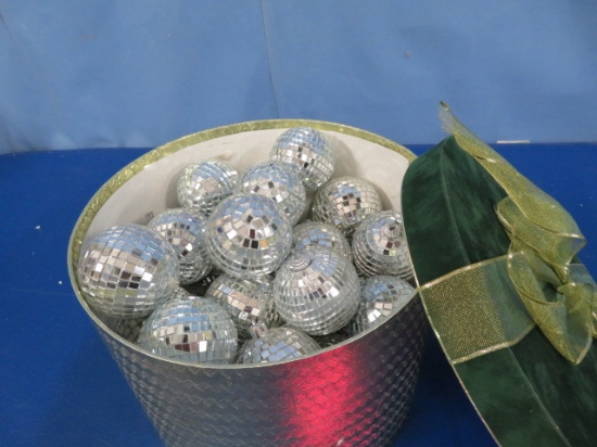 CONTAINER OF DISCO ORNAMENTS