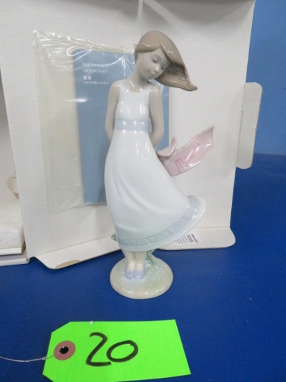 LLADRO MADE IN SPAIN FIGURINE