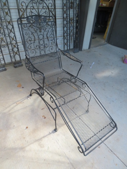 METAL OUTDOOR CHAISE LOUNGE CHAIR