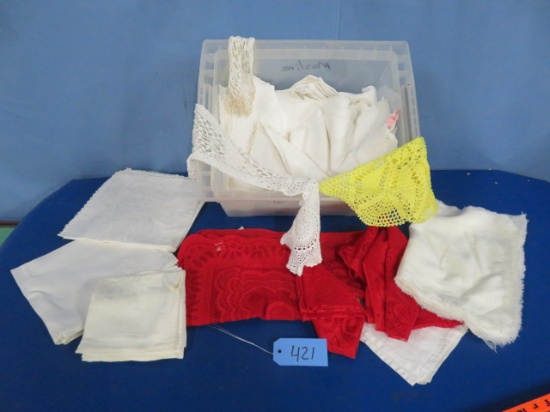 BOX OF TABLE LINENS