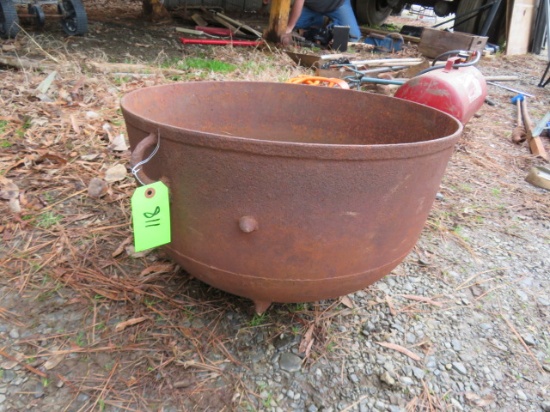 CAST IRON POT  21 X 21