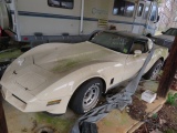 1980 WHITE CHEVY CORVETTE - W/ KEY AND TURNS OVER-