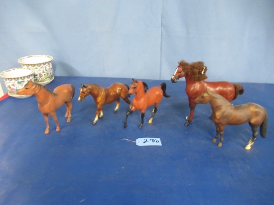 5 HORSES