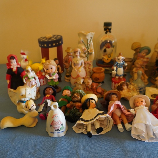 BOX OF FIGURINES