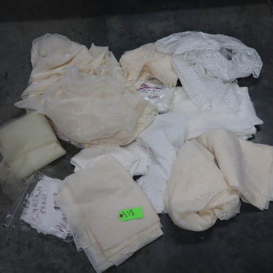 LOT OF TABLE LINENS