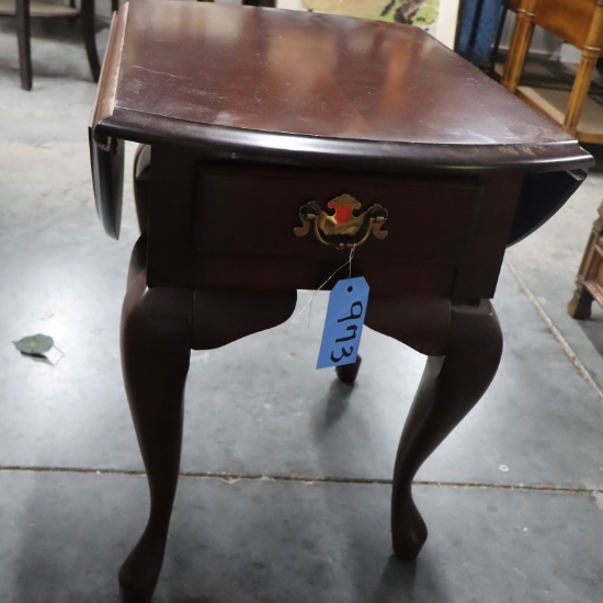 DROP LEAF END TABLE   27 X 18 X 34