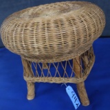WICKER STOOL  19 T