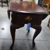 DROP LEAF END TABLE   27 X 18 X 34