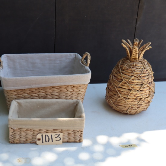 2 BASKETS AND WICKER PINEAPPLE