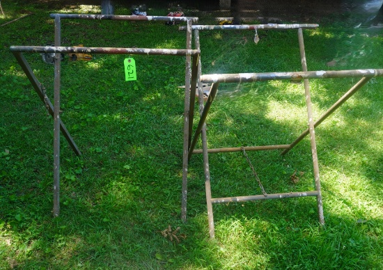 2 METAL STANDS