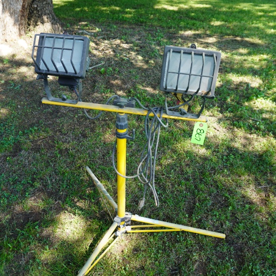 WORK LIGHT ON TRIPOD