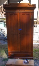 ANTIQUE OAK WARDROBE - BREAKS DOWN