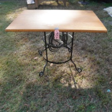 TABLE ON METAL BASE