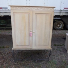 ENTERTAINMENT CABINET ON METAL STAND