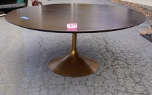 ROUND TABLE W/ METAL BASE