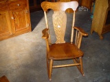 Quartersawn oak rocking chair. Local pickup only 2 pics