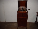 Victor model VV-XI With over 75 records Working Condition