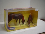 Breyer No. 3358 Grazing Mare & Foal Gift Set