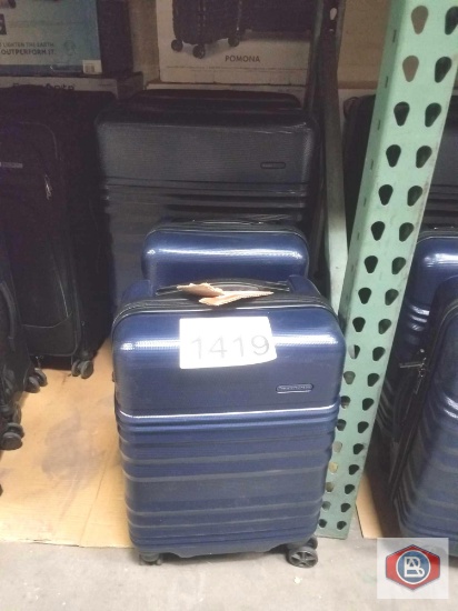 Travelers choice suitcase (2 lg 2 sm)