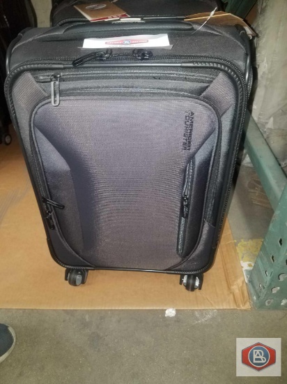 American Tourister carry on qty 4