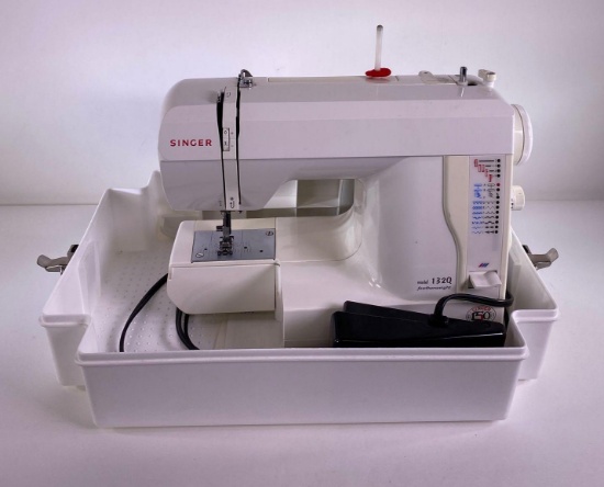 Singer Model 132Q Featherweight Sewing Machine (LPO)