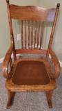 Leather Seat Spindle Back Oak Rocking Chair (LPO)