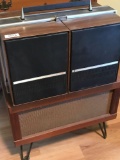 Vintage GE Turntable in Case with Speakers on Mid Century Modern Cart (LPO)